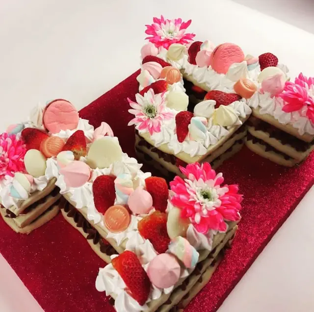 Number cake con frutillas